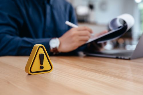 schwarzes Rufzeichen auf gelbem Dreieck